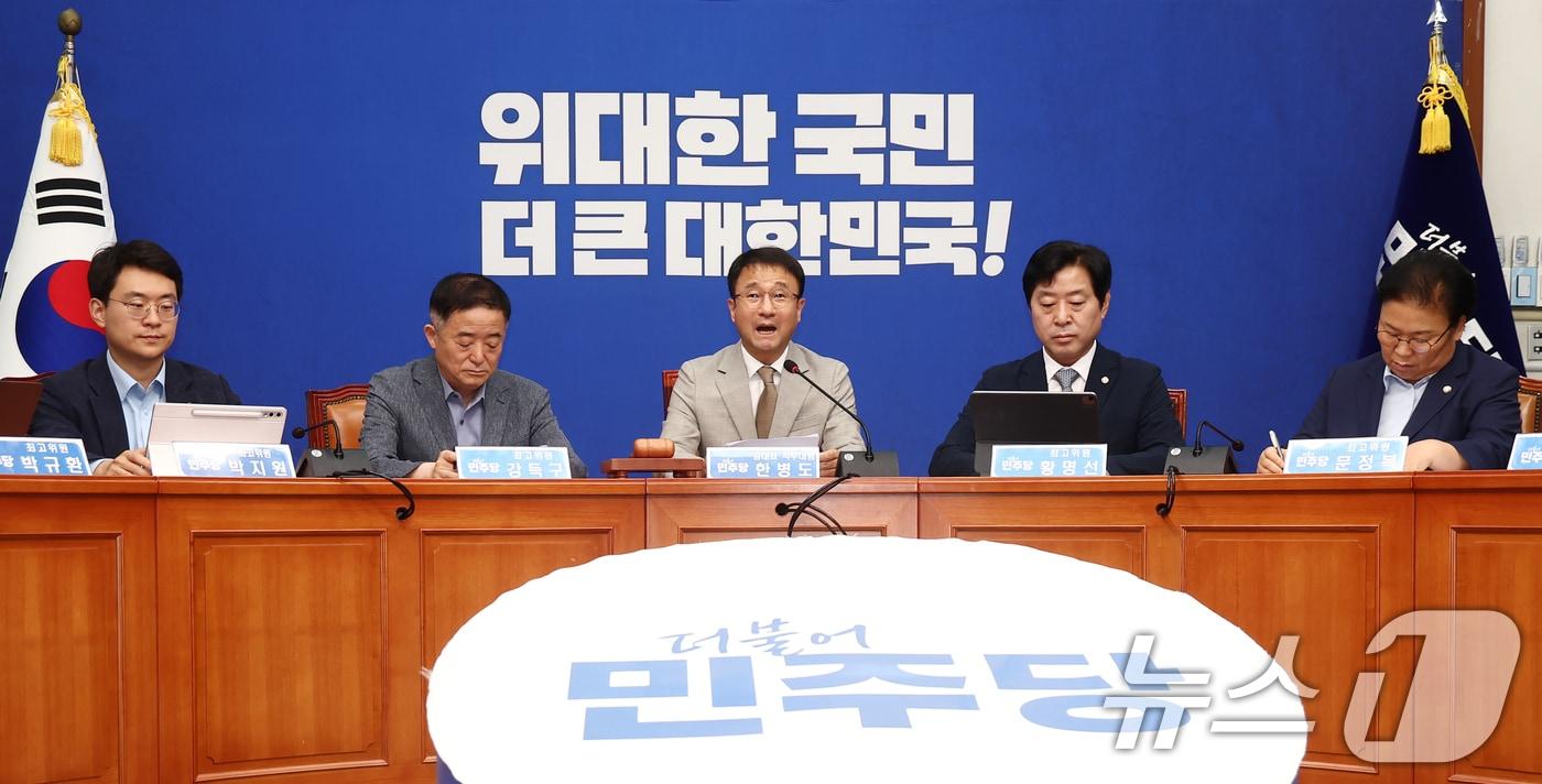 본문 이미지 - 한병도 더불어민주당 당대표 직무대행 겸 원내대표가 27일 오전 서울 여의도 국회에서 열린 최고위원회의에서 모두 발언을 하고 있다. 2026.7.27 ⓒ 뉴스1 김민지 기자