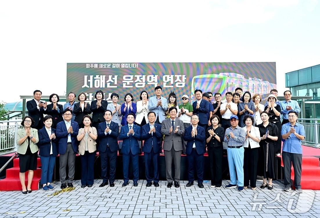 본문 이미지 - 지난 24일 운정역에서 열린 '서해선 운정역 연장 사업 착공식'. 이날 행사에는 손배찬 파주시장을 비롯해 윤후덕·박정 국회의원, 최유각 파주시의회 의장, 도·시의원, 국가철도공단 및 한국철도공사 등 관계 기관과 지역 주민 등 100여 명이 참석했다. (파주시 제공, 재판매 및 DB금지)