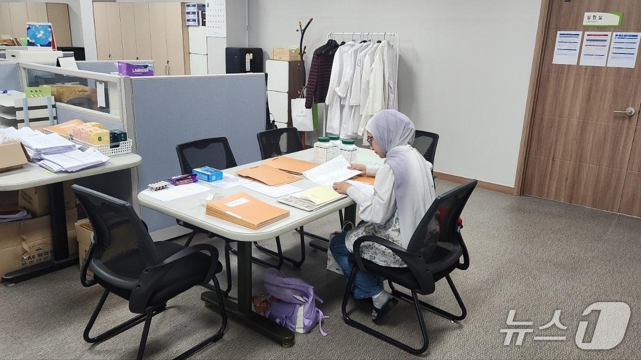 본문 이미지 - 강원 춘천의 한 기업에 인터십에 참여한 외국인 유학생.(춘천시 제공, 재판매 및 DB금지)