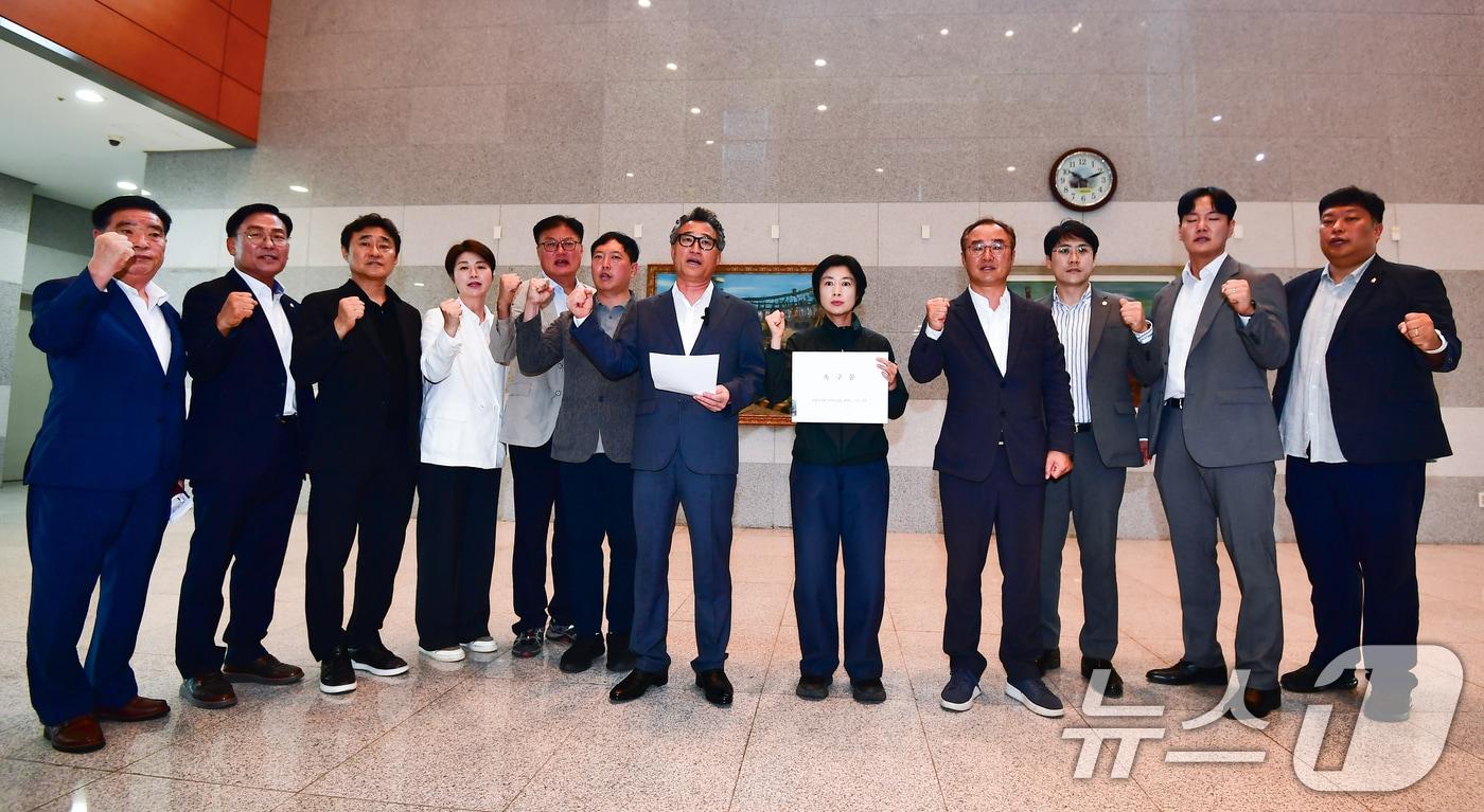 본문 이미지 - 정종식 국민의힘 소속 경북 포항시의원과 북구 기초의원들이 27일 포항시의회 로비에서 폭력근절을 위한 성명서를 발표한 후 김철수 시의장에게 철저한 진상 규명을 요구하고 있다. 2026.7.27 ⓒ 뉴스1 최창호 기자