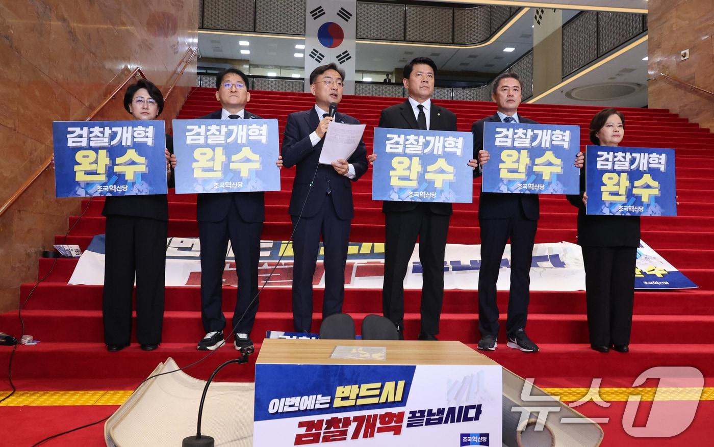 본문 이미지 - 신장식 신임 조국혁신당 대표가 27일 서울 여의도 국회 로텐더홀에서 열린 최고위원회의에서 발언하고 있다. 2026.7.27 ⓒ 뉴스1 신웅수 기자