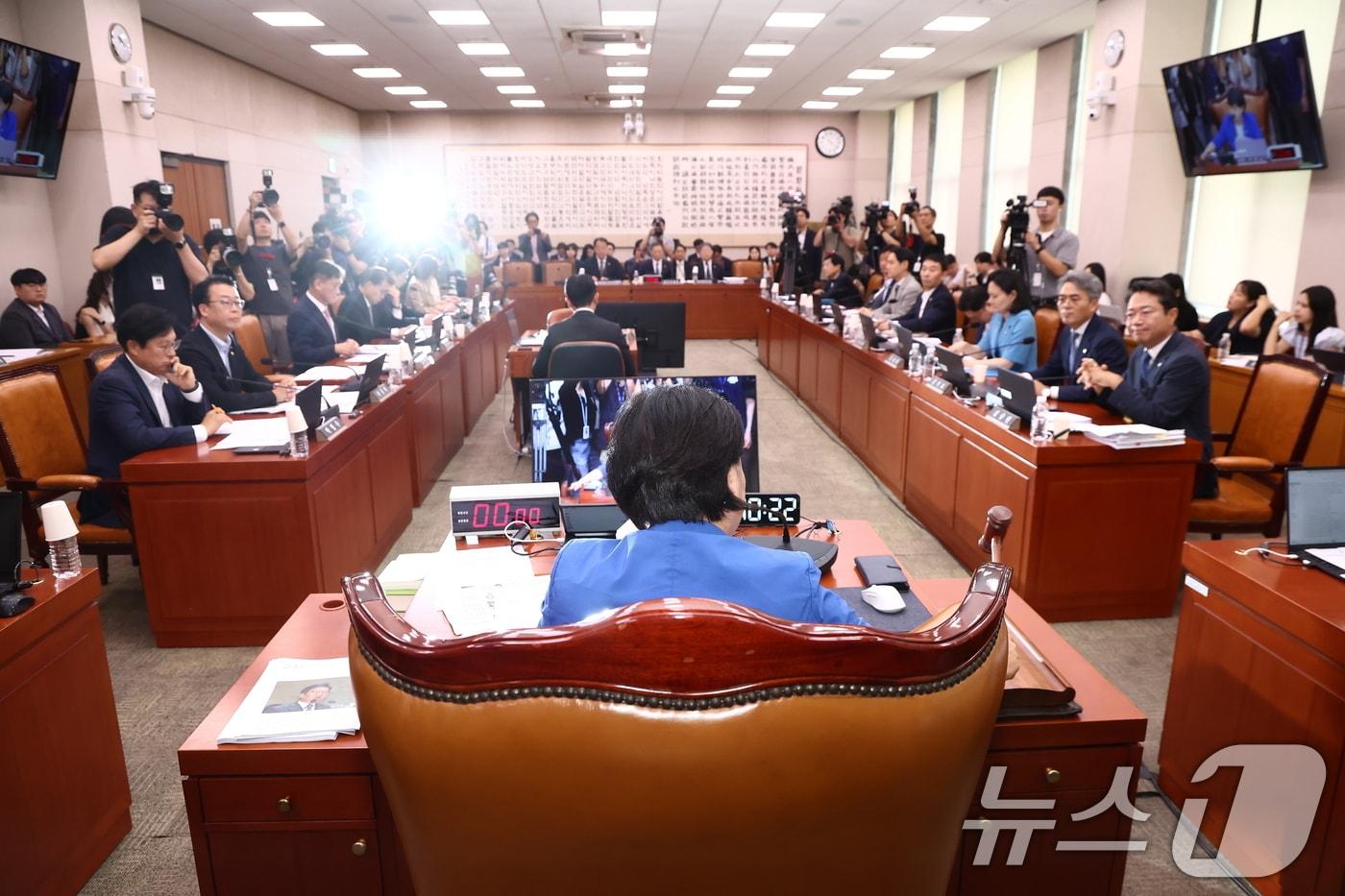 본문 이미지 - 서영교 국회 법제사법위원장이 27일 오전 서울 여의도 국회에서 열린 법제사법위원회 전체회의에서 법안을 상정하고 있다. 2026.7.27 ⓒ 뉴스1 김민지 기자