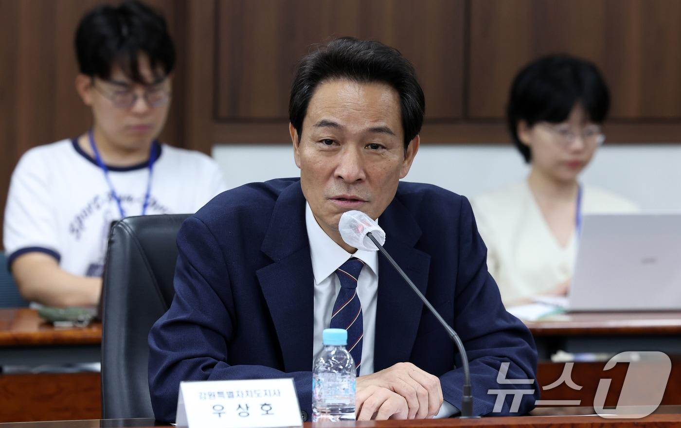 본문 이미지 - 우상호 강원특별도지사가 자난 7월 27일 서울 종로구 정부서울청사에서 열린 접경지역 평화안전 연석회의에서 인사말을 하고 있다. 2026.7.27 ⓒ 뉴스1 김성진 기자