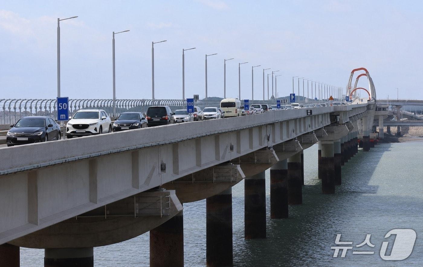 본문 이미지 - 신도평화대교가 진입한 차량으로 정체된 모습 / 뉴스1 ⓒ News1