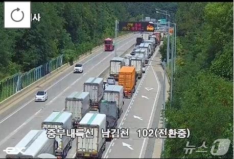 본문 이미지 - 27일 오전 10시 1분쯤 경북 김천시 남면 중부내륙고속도로 남김천IC 인근에서 양평 방향으로 103.4km 달리던 25톤 화물차에 불이 나 차량이 정체현상을 보이고 있다. (도로공사 CCTV 갈무리,재판매 및 DB금지)/뉴스1