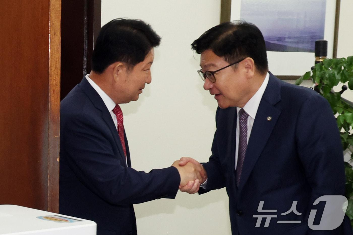 본문 이미지 - '멱살 소동'을 일으킨 권영진 국민의힘 의원이 27일 오전 서울 여의도 국회 국민의힘 원내대표실에서 정점식 원내대표와 면담 후 악수를 나누고 있다. 2026.7.27 ⓒ 뉴스1 황기선 기자