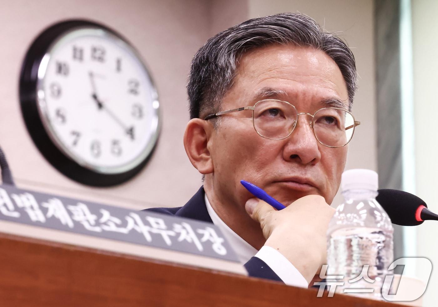 본문 이미지 - 정성호 법무부 장관이 27일 오전 서울 여의도 국회에서 열린 법제사법위원회 전체회의에 출석, 생각에 잠겨 있다. 2026.7.27 ⓒ 뉴스1 김민지 기자