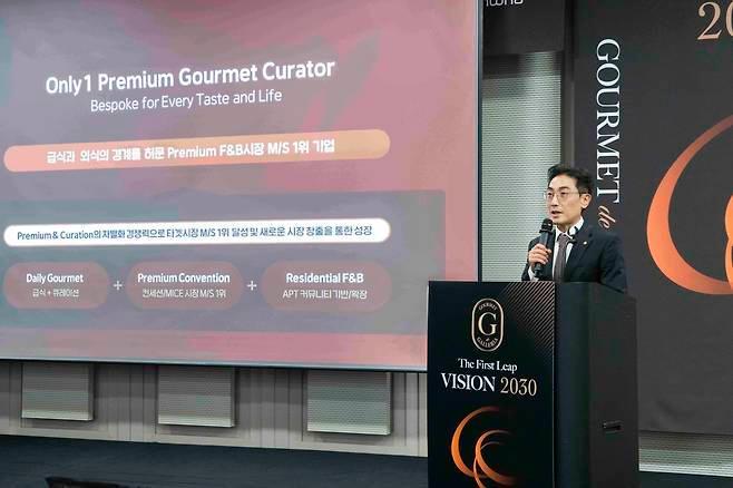 본문 이미지 - 올해 1월 서울 코엑스에서 열린 고메드갤러리아 비전 선포식에서 차기팔 신임 대표가 고메드갤러리아의 비전을 밝히고 있다.(고메드갤러리아 제공)