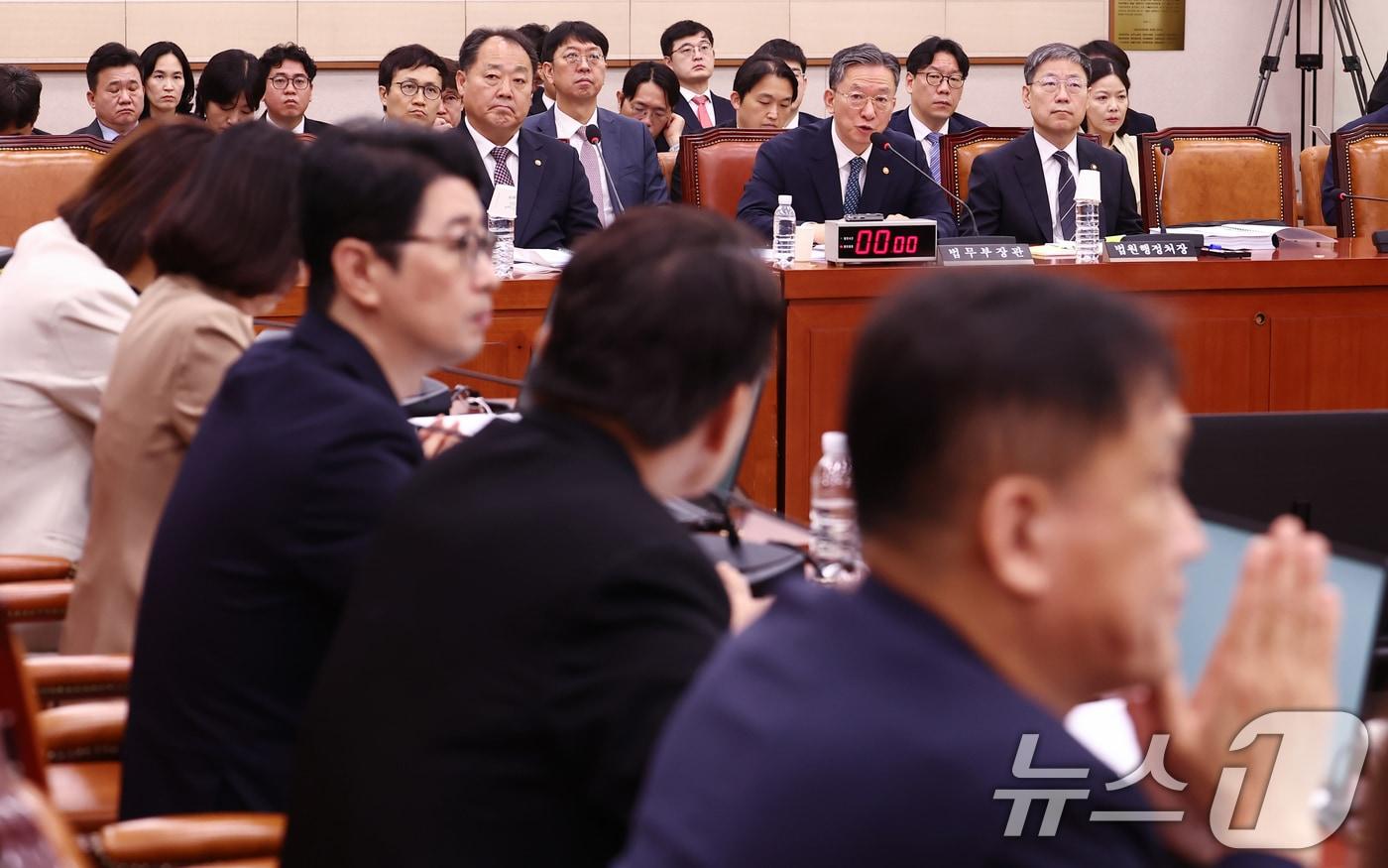 본문 이미지 - 정성호 법무부 장관이 27일 오전 서울 여의도 국회에서 열린 법제사법위원회 전체회의에서 의원 질의에 답변하고 있다. ⓒ 뉴스1 김민지 기자