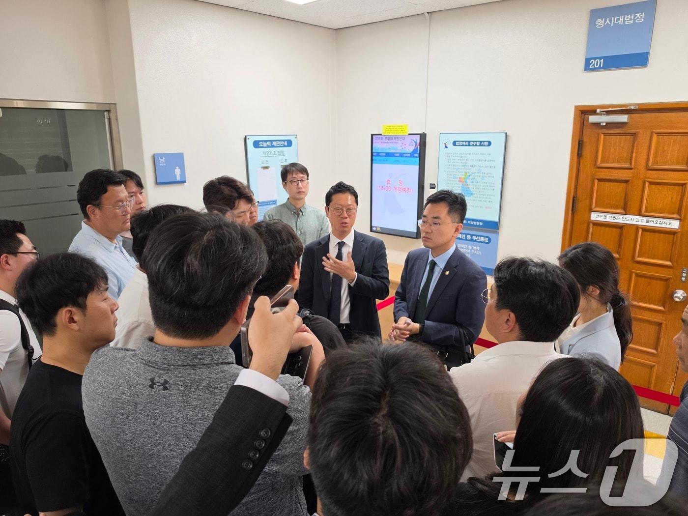 본문 이미지 - 고(故) 이채원양 유족의 법률 대리인인 김문석 민주사회를 위한 변호사모임 전남광주지부 공익소송단장(변호사)이 27일 열린 장윤기 세 번째 공판 오전 재판 후 입장을 밝히고 있다. 2026.7.27 ⓒ 뉴스1 이수민 기자