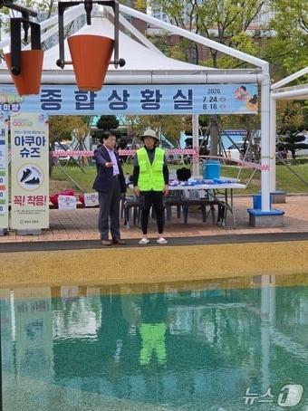 본문 이미지 - 3일 연속 폭염 중대경보가 발효된 가운데 박성현  전남광주통합특별시 광양시장이  어린이물놀이 시설을 불시 시찰하고 폭염대응체계와 안전실태를 점검했다(광양시 제공)