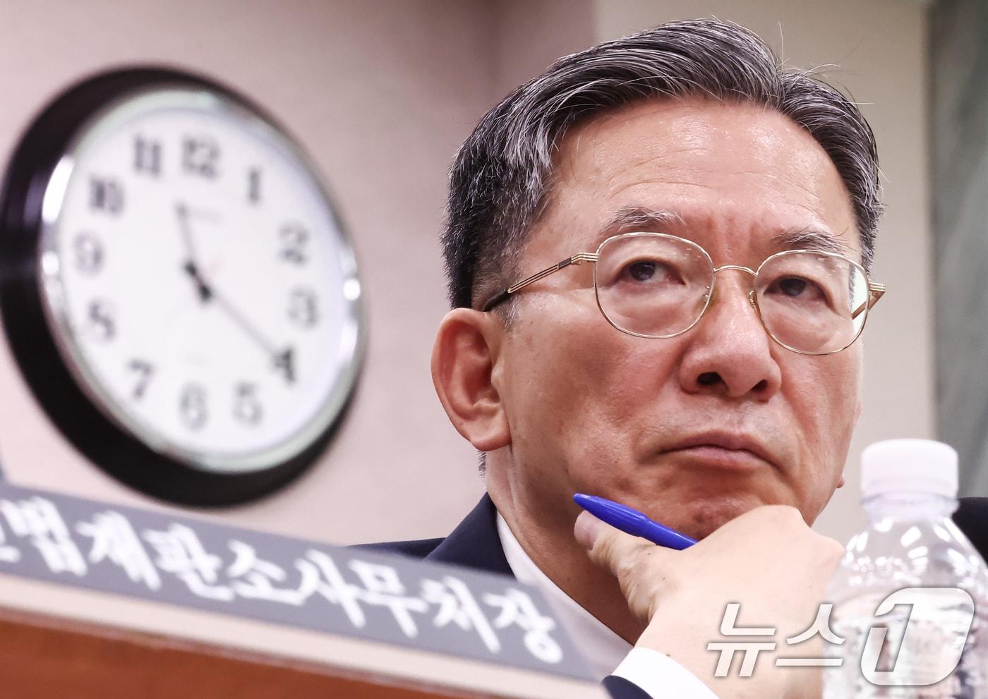 본문 이미지 - 정성호 법무부 장관이 27일 오전 서울 여의도 국회에서 열린 법제사법위원회 전체회의에 출석, 생각에 잠겨 있다. 2026.7.27 ⓒ 뉴스1 김민지 기자