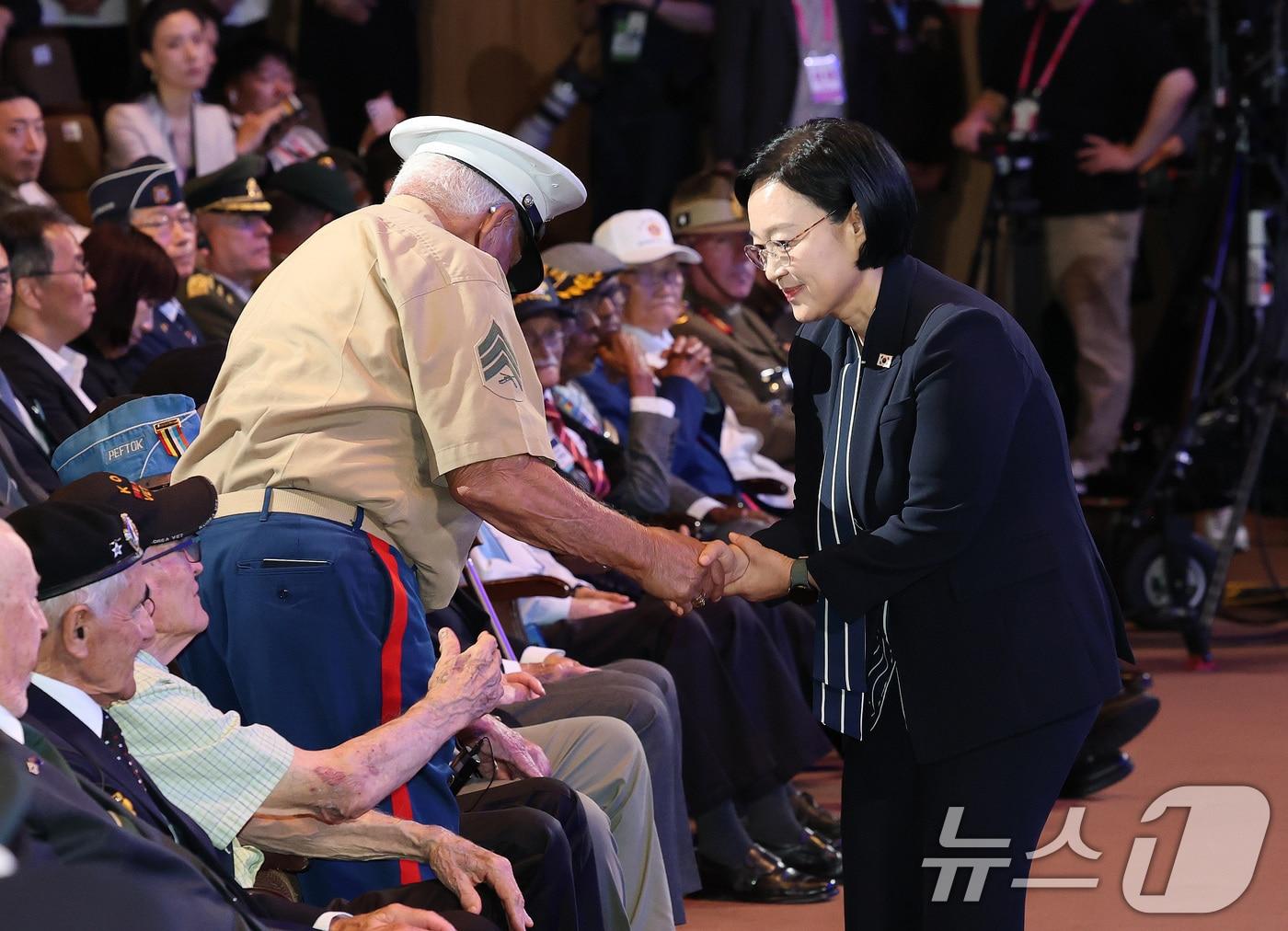 본문 이미지 - 한성숙 국무총리가 27일 서울 영등포구 여의도 KBS홀에서 열린 2026년 유엔군 참전의날 기념식에서 6·25 참전용사와 악수를 나누고 있다. ⓒ 뉴스1 임세영 기자