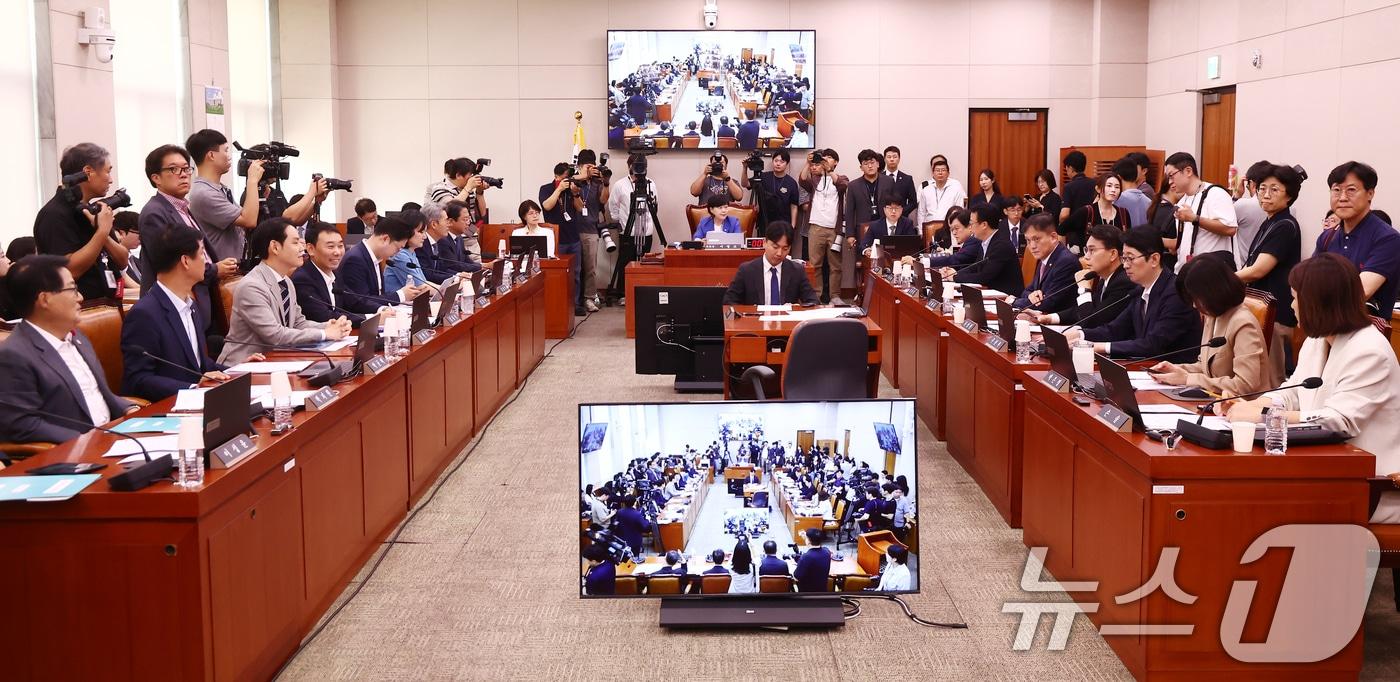 본문 이미지 - 27일 오전 서울 여의도 국회에서 여야 의원들이 전원 참석한 가운데 법제사법위원회 전체회의가 열리고 있다. 2026.7.27 ⓒ 뉴스1 김민지 기자
