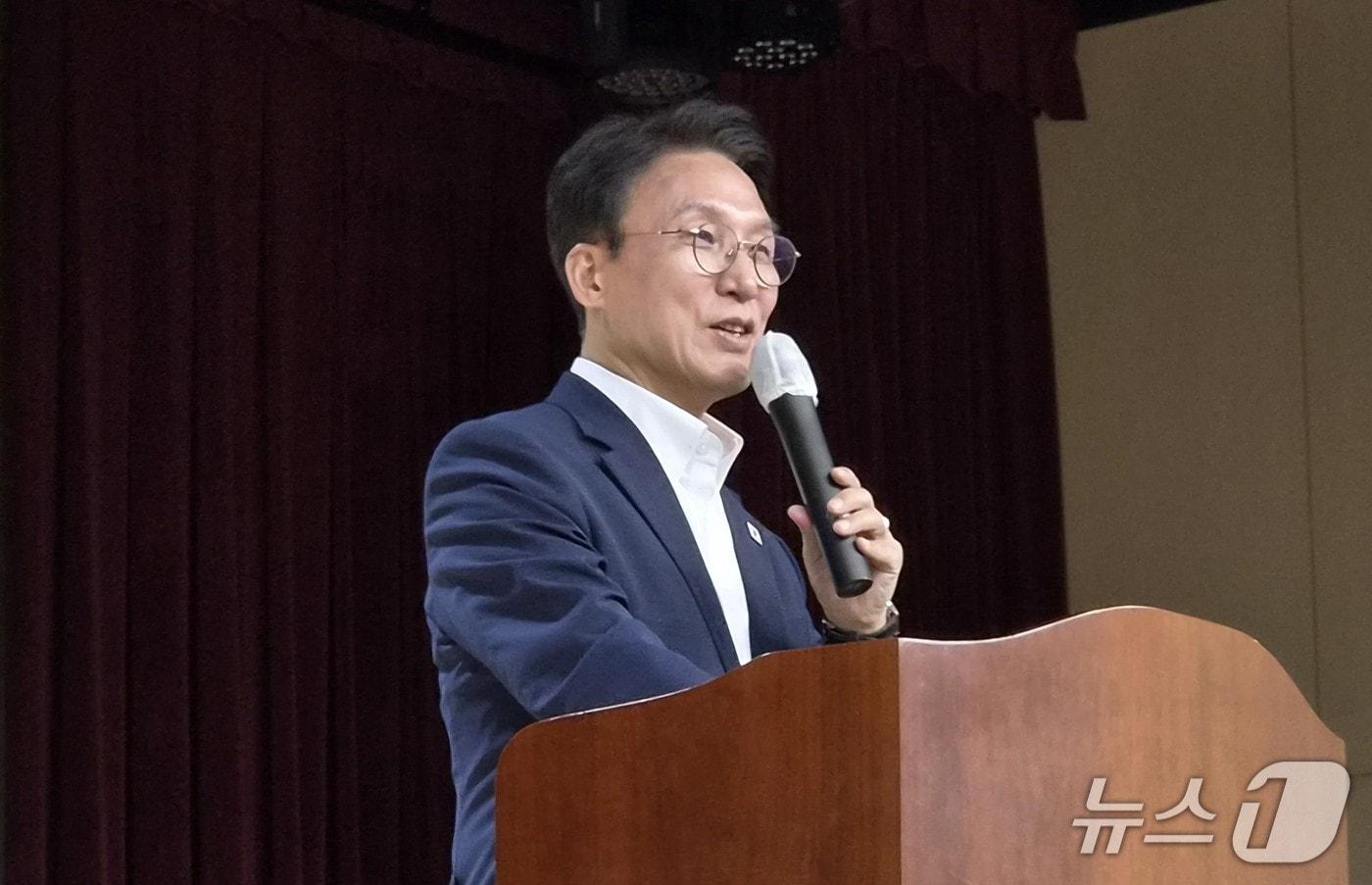 본문 이미지 - 김민석 더불어민주당 대표 후보가 27일 청주시도시재생허브센터에서 열린 충북 당원간담회에서 강연하고 있다. 2026.7.27/뉴스1