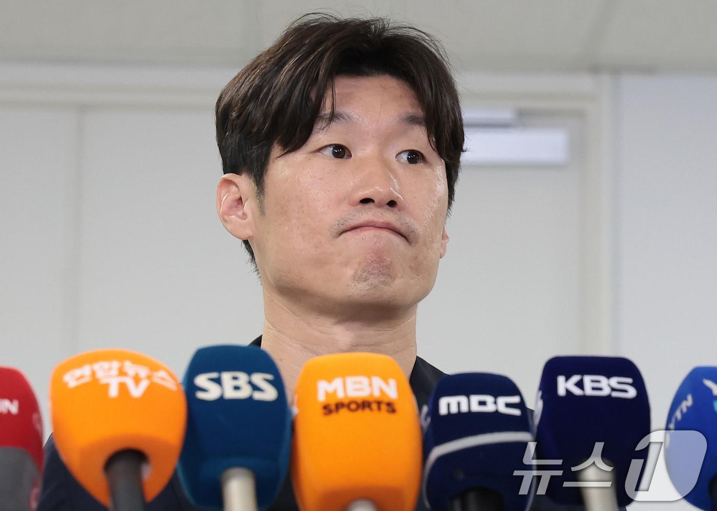 본문 이미지 - 박지성 K-축구혁신위원회 공동위원장이 27일 서울시 종로구 국립현대미술관 대회의실에서 열린 K-축구 혁신위원회 4차 회의를 마친 뒤 브리핑 후 취재진 질문을 듣고 있다. 2026.7.27 ⓒ 뉴스1 권현진 기자