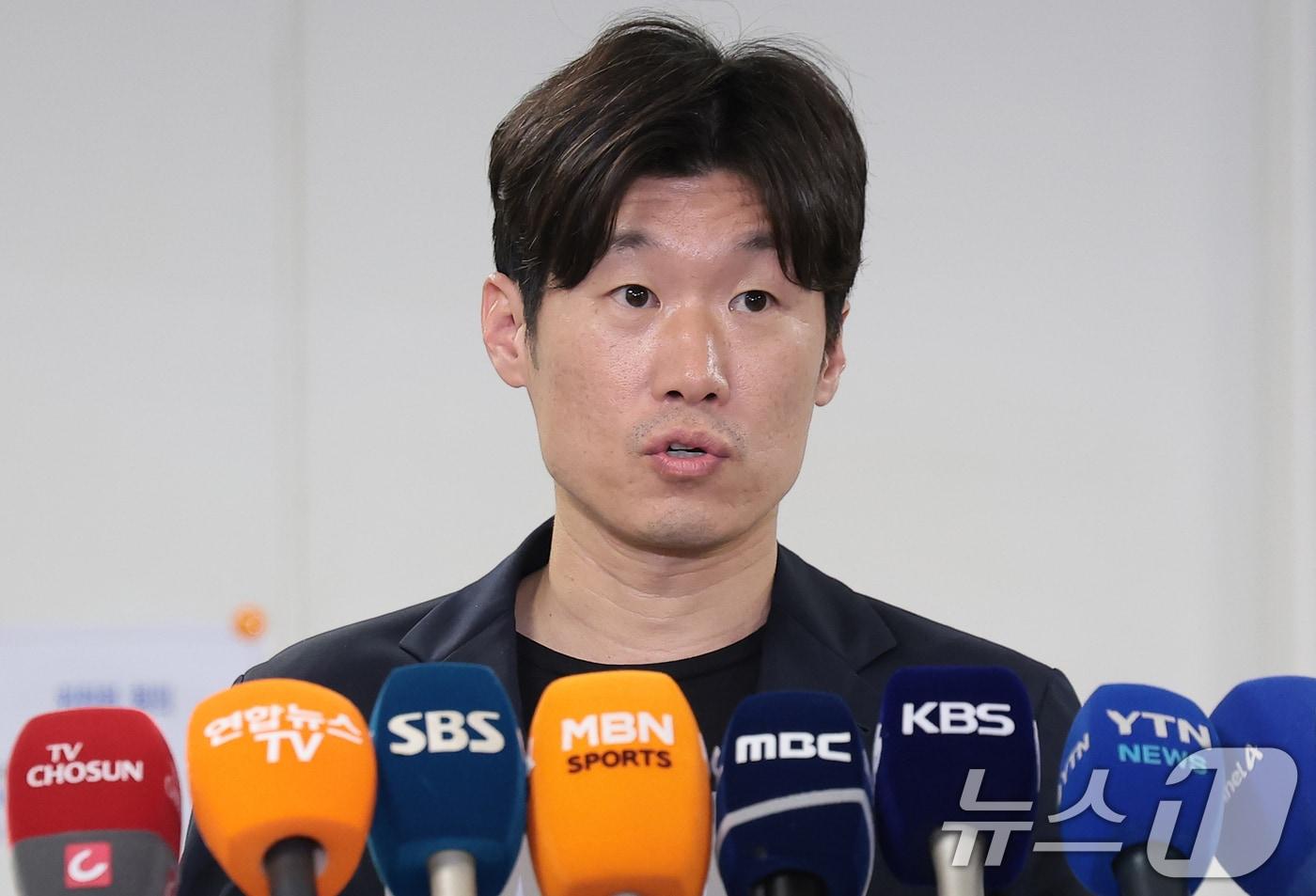 본문 이미지 - 박지성 K-축구혁신위원회 공동위원장이 27일 서울시 종로구 국립현대미술관 대회의실에서 열린 K-축구 혁신위원회 4차 회의를 마친 뒤 브리핑을 하고 있다. 2026.7.27 ⓒ 뉴스1 권현진 기자