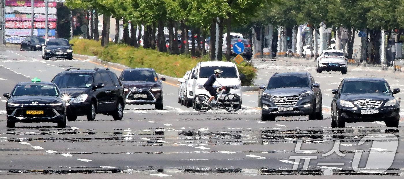 본문 이미지 - 폭염이 계속된 27일 대구 수성구 수성못 인근 도로에 오전부터 아지랑이가 피어오르고 있다. 2026.7.27 ⓒ 뉴스1 공정식 기자