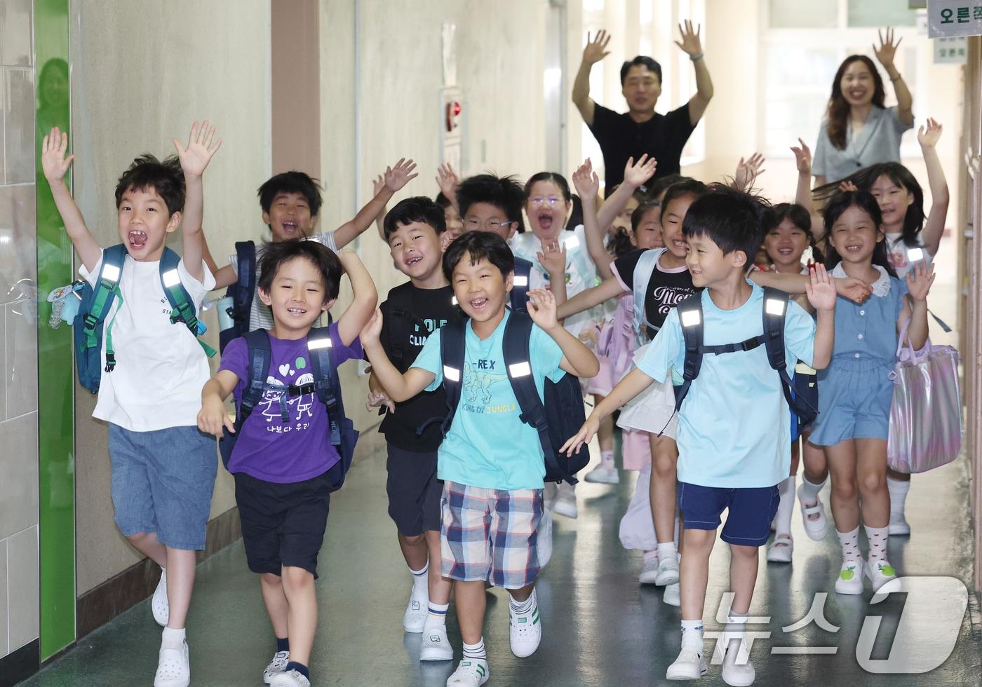 본문 이미지 - 27일 경기 수원시 장안구 효천초등학교에서 1학년 학생들이 여름 방학식을 마치고 환호성을 지르며 하교하고 있다.(사진은 기사 내용과 무관함) / 뉴스1 ⓒ News1 2026.7.27 ⓒ 뉴스1 김영운 기자