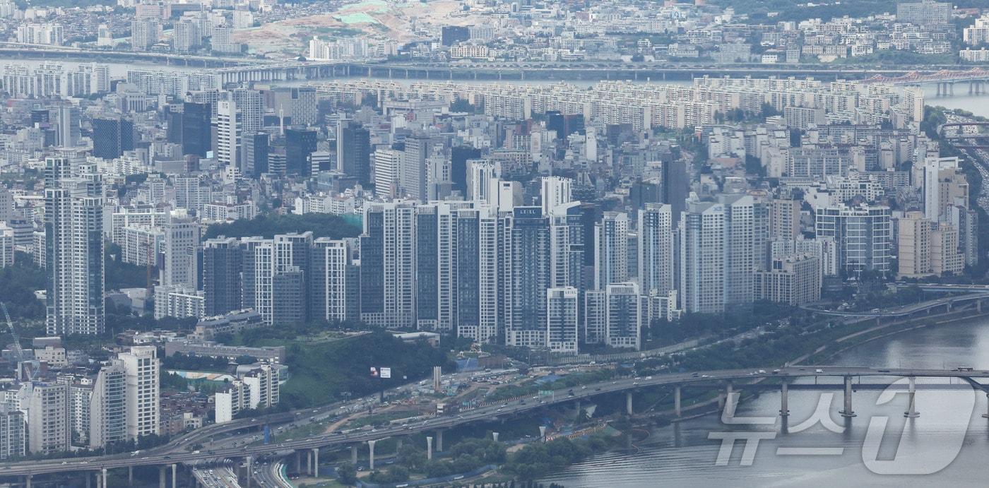 본문 이미지 - 서울 송파구 롯데월드타워 서울스카이에서 바라본 서울 시내 아파트. 2026.7.27 ⓒ 뉴스1 이종수 기자
