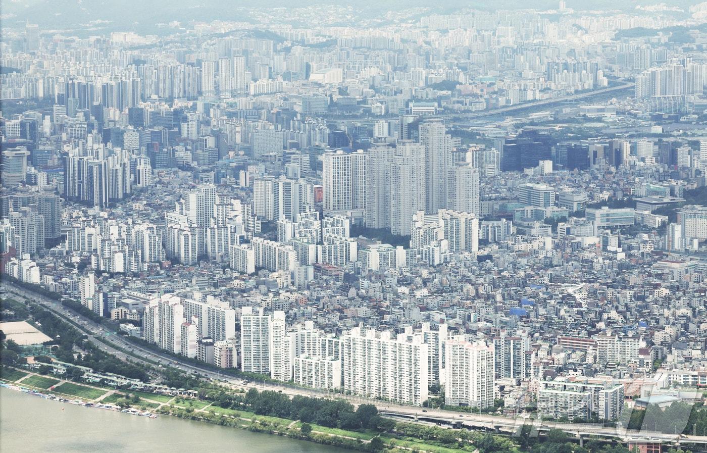 본문 이미지 - 서울 송파구 롯데월드타워 서울스카이에서 바라본 서울 시내 아파트. 2026.7.27 ⓒ 뉴스1 이종수 기자
