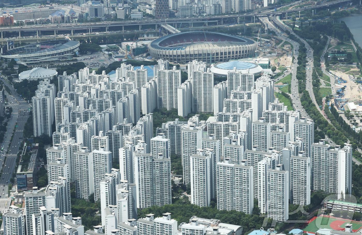 본문 이미지 - 서울 송파구 롯데월드타워 서울스카이에서 바라본 서울 시내 아파트. 2026.7.27 ⓒ 뉴스1 이종수 기자