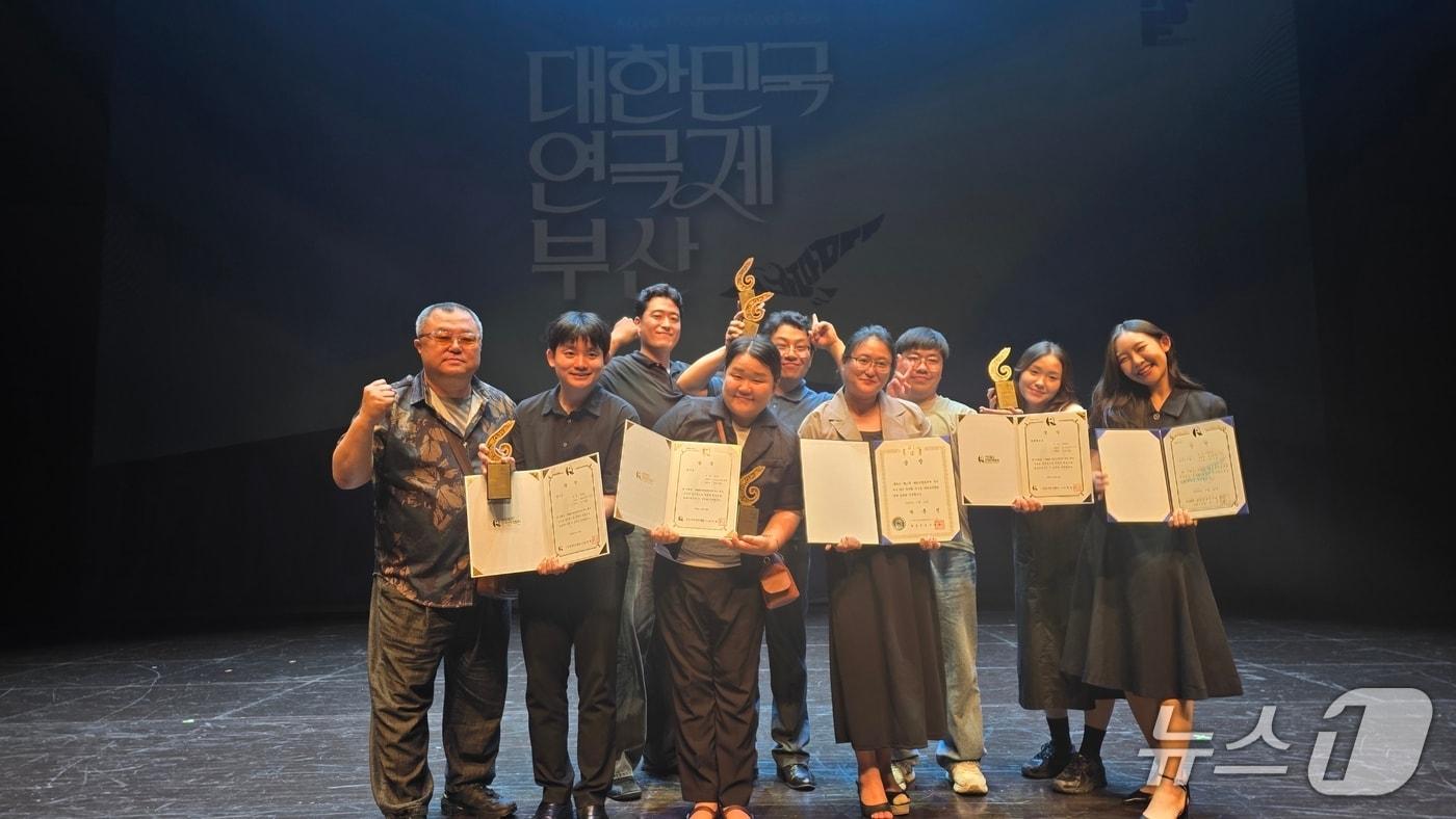 본문 이미지 - 44회 대한민국연극제 대통령상을 수상한 극단 늘품 관계자들과 출연진들.(극단 늘품 제공. 재판매 및 DB금지)/뉴스1
