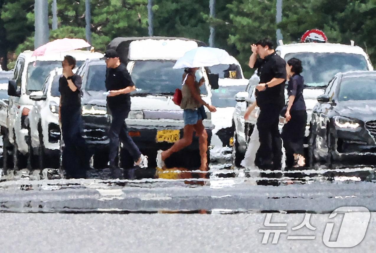 본문 이미지 - 폭염이 이어진 27일 서울 영등포구 여의도 일대 뜨겁게 달궈진 아스팔트 위로 아지랑이가 피어오르고 있다. ⓒ 뉴스1 김도우 기자