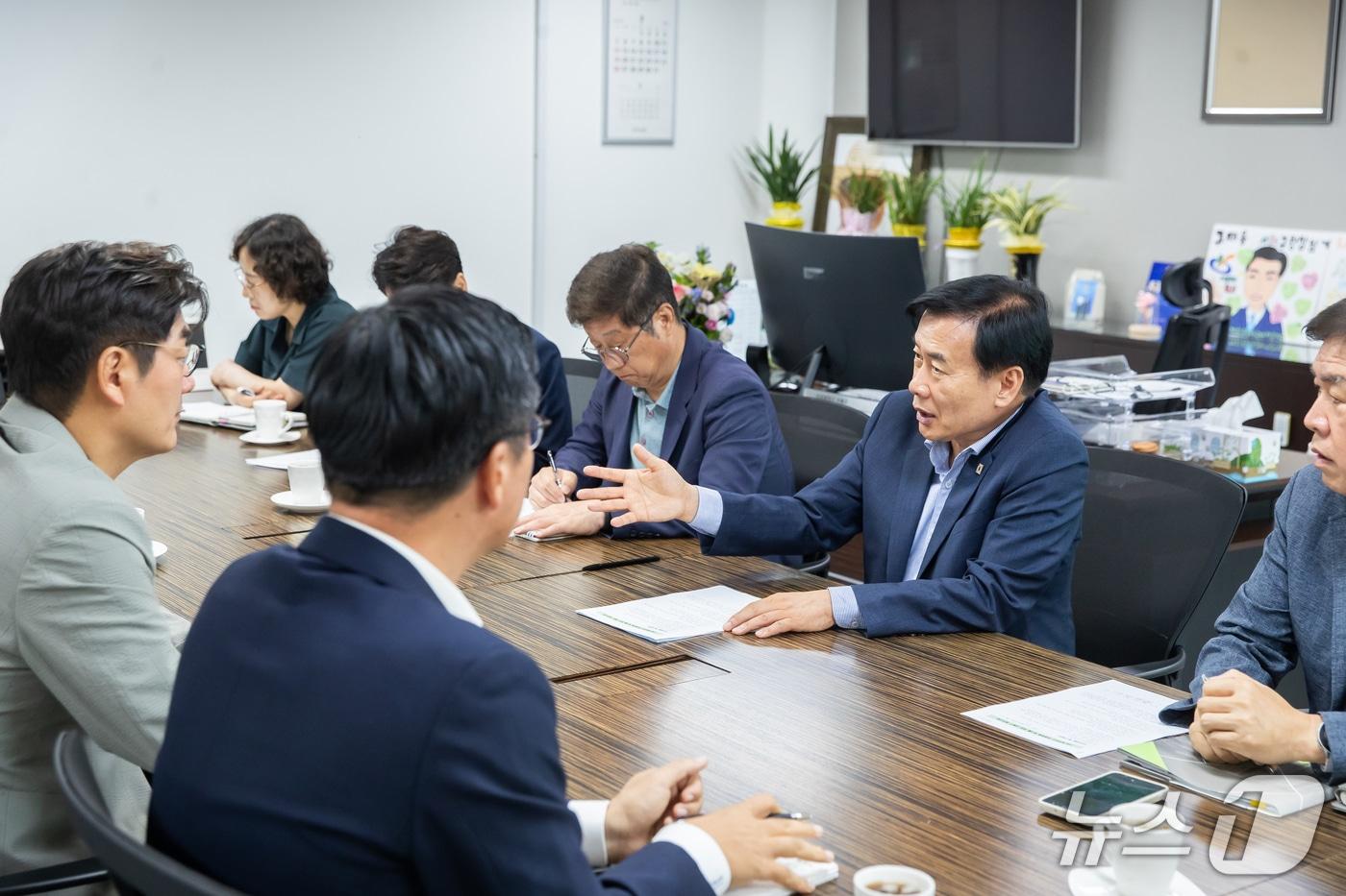 본문 이미지 - 구재용 인천 서해구청장이 27일 오전 10시 쿠팡 관계자들과 만나 주민 지원 방안을 논의하고 있다.(인천 서해구 제공/뉴스1) 
