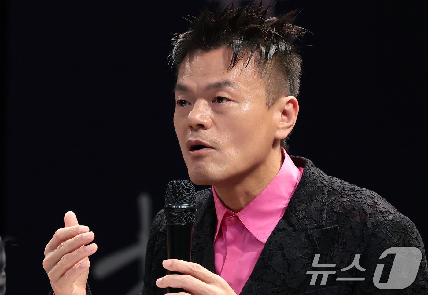 본문 이미지 - 박진영 대중문화교류위원회 공동위원장이 27일 서울시 종로구 국립현대미술관 교육동에서 열린 패노메논 기자간담회에서 취재진 질문에 답하고 있다. 2026.7.27 ⓒ 뉴스1 권현진 기자