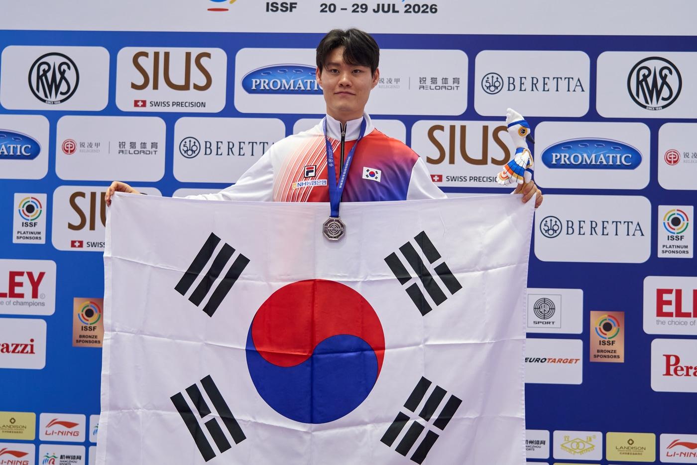 본문 이미지 - 홍수현(강원도청)이 2026 국제사격연맹(ISSF) 월드컵 항저우 10m 공기권총 남자 개인전에서 은메달을 목에 걸었다.(대한사격연맹 제공)