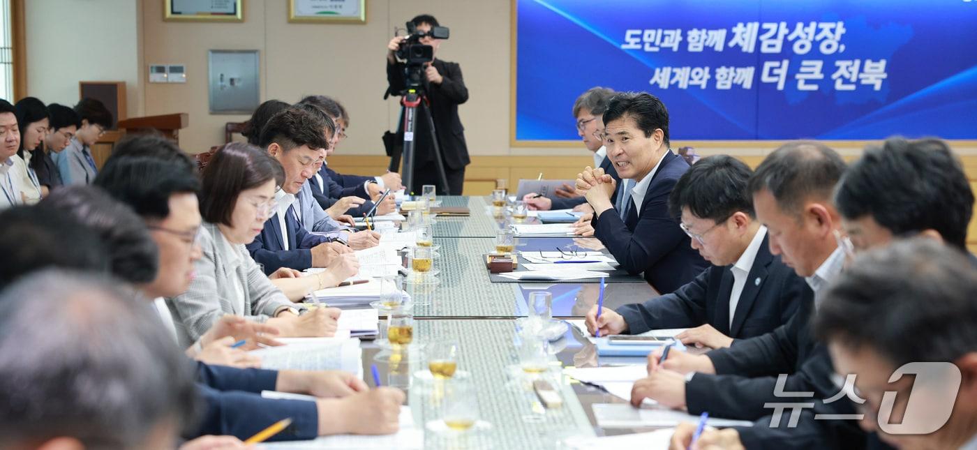 본문 이미지 - 27일 이원택 전북지사가 간부회의를 주재하고 있다.(전북도 제공. 재판매 및 DB금지)/뉴스1 