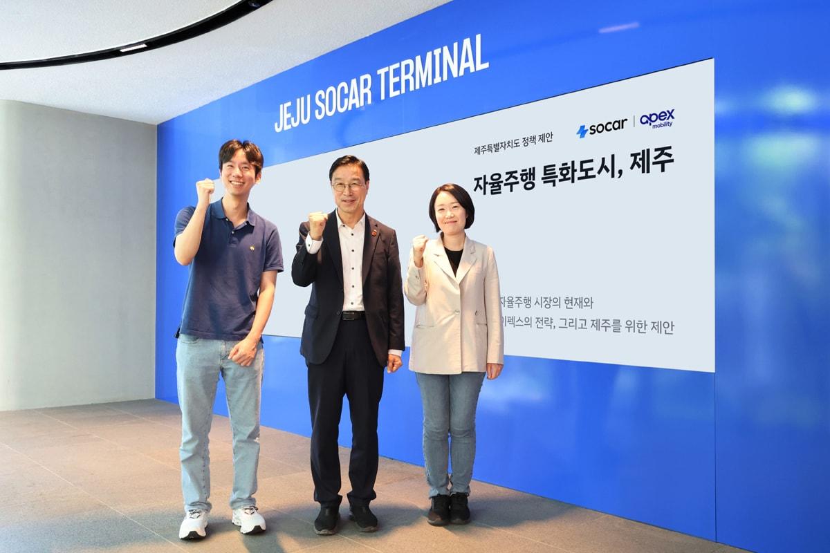 본문 이미지 - 24일 오전 제주 쏘카터미널을 방문한 위성곤 제주특별자치도지사(가운데)와 이소영 의원(오른쪽)이 박재욱 쏘카·에이펙스 모빌리티 대표이사와 함께 기념 촬영을 하고 있다. (쏘카 제공)