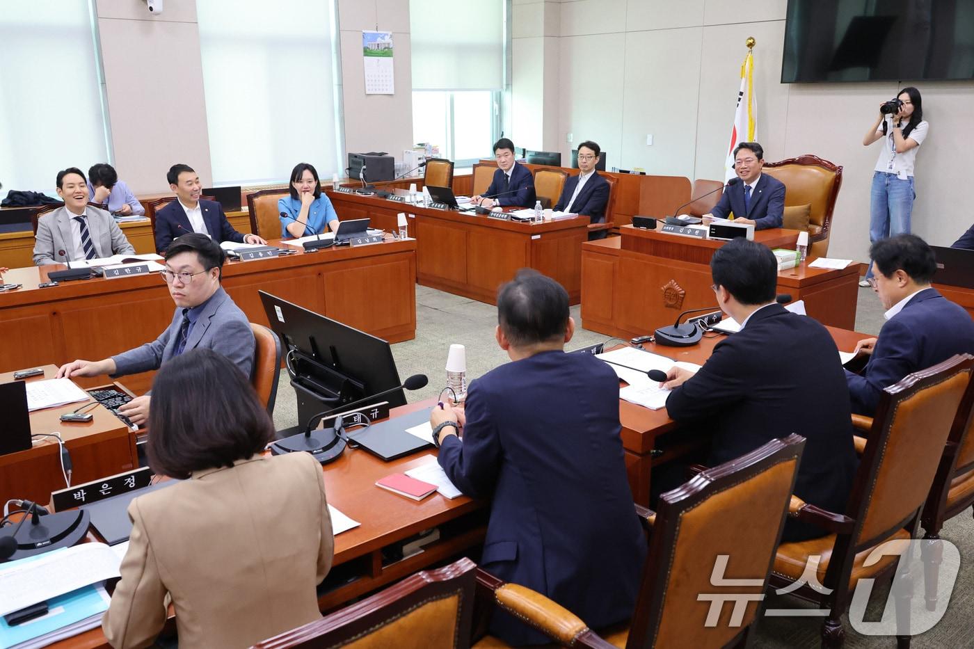 본문 이미지 - 김승원 소위원장이 27일 서울 여의도 국회에서 열린 법제사법위원회 법안심사제1소위원회를 주재하고 있다. 2026.7.27 ⓒ 뉴스1 신웅수 기자