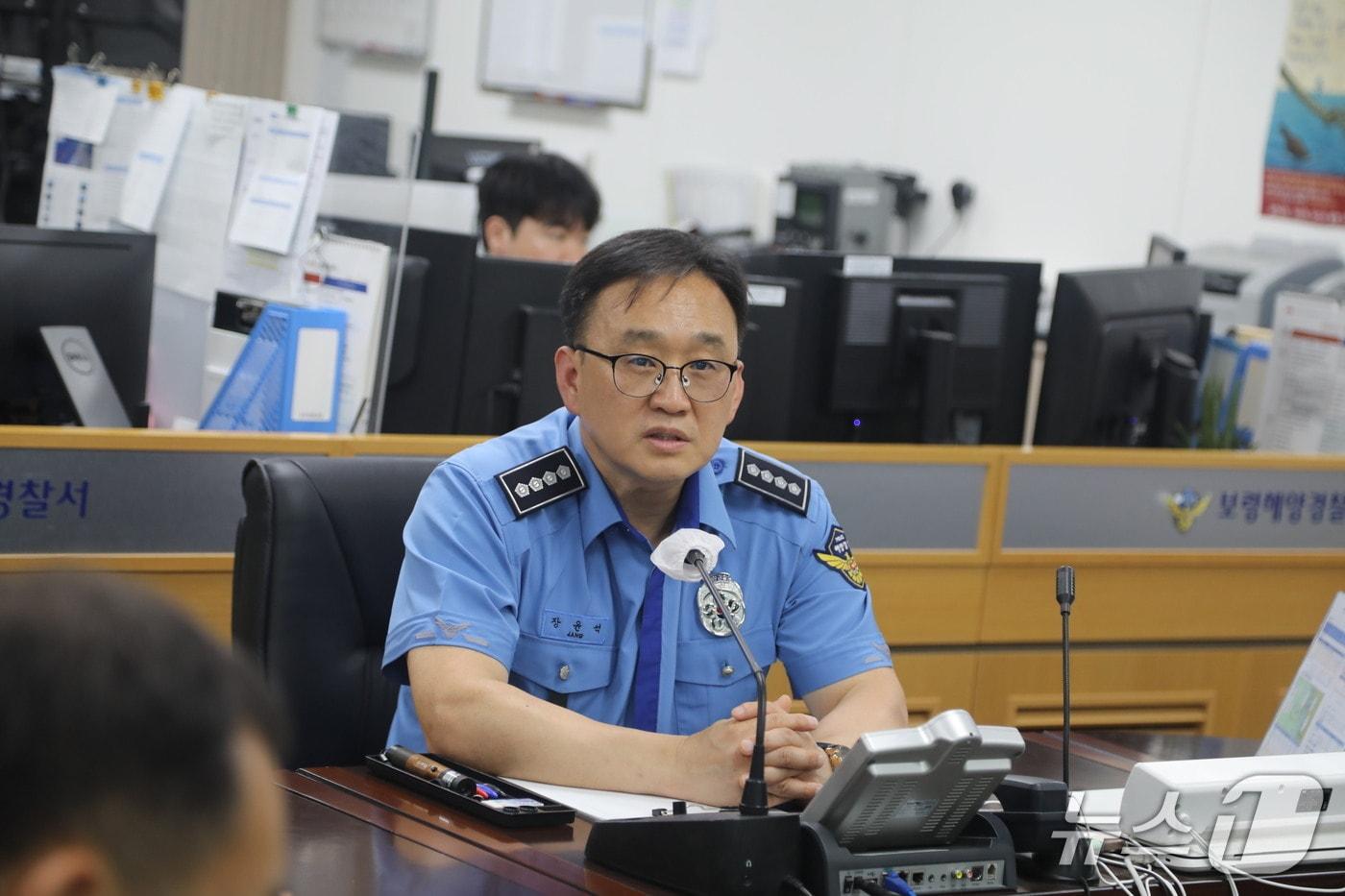 본문 이미지 - 장윤석 신임 보령해양경찰서장이 27일 보령해양경찰서 상황실을 방문해 치안 현황을 보고받고 있다. (보령해경 제공, 재판매 및 DB금지)  / 뉴스1 