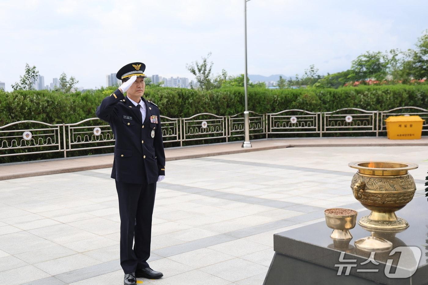 본문 이미지 - 신경진 제29대 속초해양경찰서장이 27일 해양경찰충혼탑을 참배하며 거수경례를 하고 있다.(속초해경 제공, 재판매 및 DB 금지)2026.7.27/뉴스1