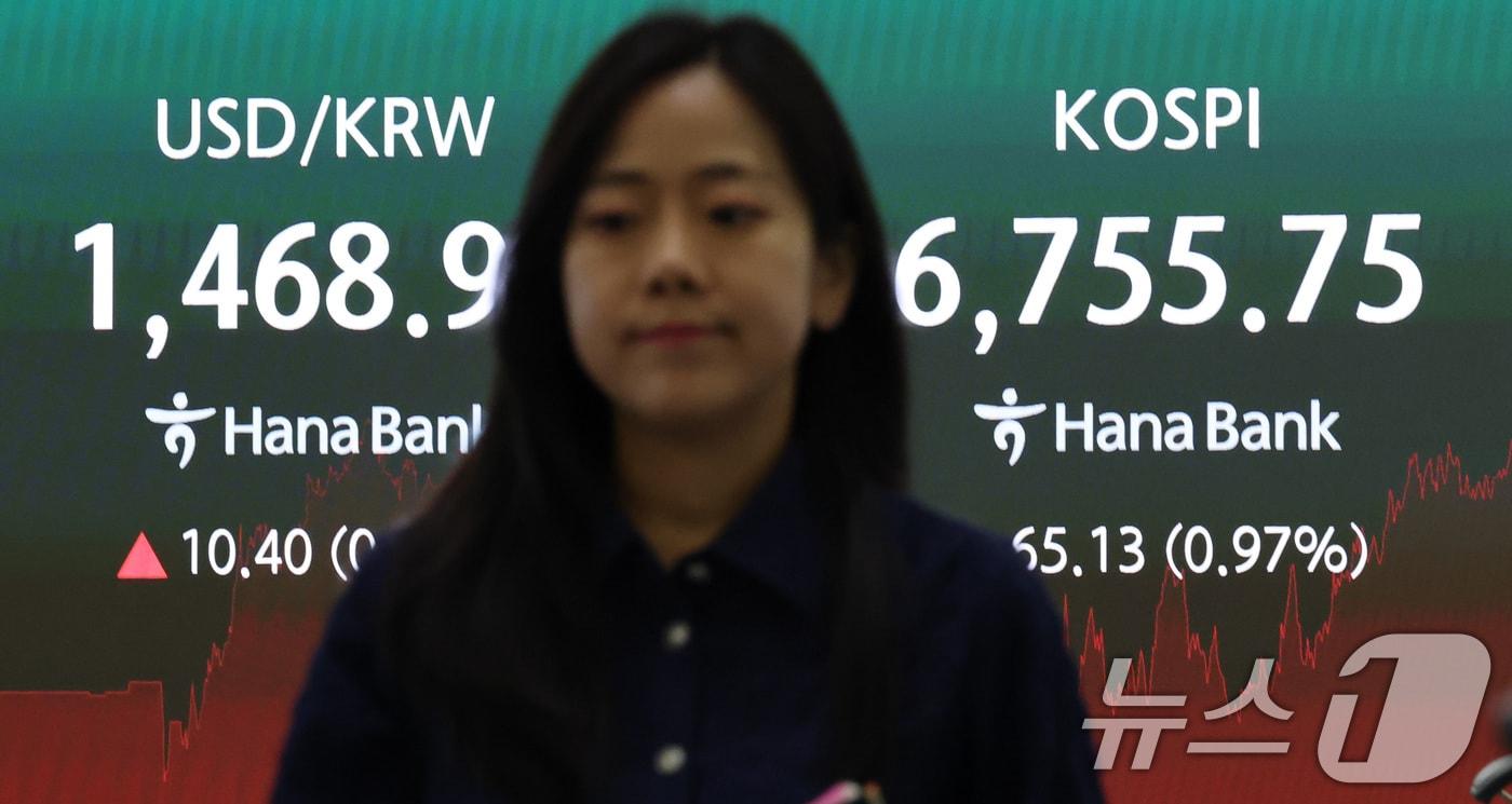 본문 이미지 - 서울외환시장에서 달러·원 환율은 전일 오후 3시 30분 주간종가 대비 1.9원 오른 1468.5원을 기록했다. 2026.7.27 ⓒ 뉴스1 임세영 기자