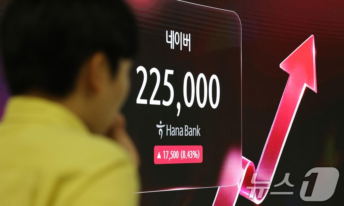 본문 이미지 - 27일 서울 중구 하나은행 딜링룸 전광판에 네이버 주가가 표시되고 있다.  2026.7.27 ⓒ 뉴스1 임세영 기자
