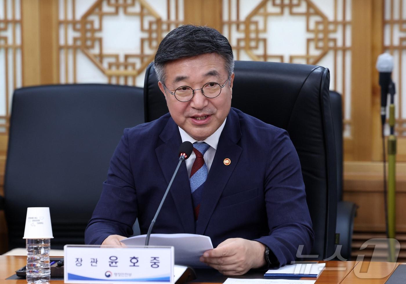 본문 이미지 - 윤호중 행정안전부 장관이 27일 서울 종로구 정부서울청사에서 열린 지역-맥도날드 상생협약 체결식에서 모두발언을 하고 있다. ⓒ 뉴스1 김성진 기자