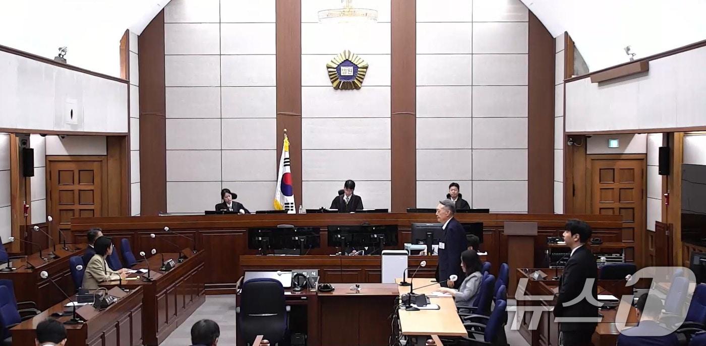 본문 이미지 - 27일 서울 서초구 서울중앙지방법원에서 윤석열 전 대통령의 공직선거법 위반 혐의 1심 선고가 진행되고 있다. 이날 법원은 윤석열에게 징역 1년 6개월에 집행유예 3년을 선고했다. (서울중앙지방법원 제공. 재판매 및 DB금지) 2026.7.27 ⓒ 뉴스1