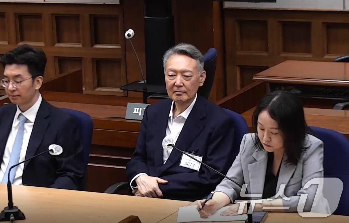 본문 이미지 - 27일 서울 서초구 서울중앙지방법원에서 윤석열 전 대통령의 공직선거법 위반 혐의 1심 선고가 진행되고 있다. 이날 법원은 윤석열에게 징역 1년 6개월에 집행유예 3년을 선고했다. (서울중앙지방법원 제공. 재판매 및 DB금지) 2026.7.27 ⓒ 뉴스1