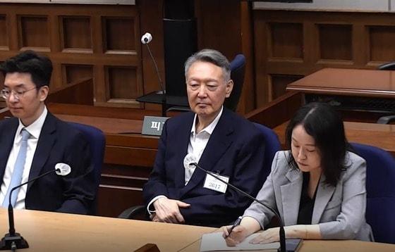 본문 이미지 - 지난 7월 27일 서울 서초구 서울중앙지방법원에서 열린 공직선거법 위반 혐의 1심 선고 공판에 참석한 윤석열 전 대통령.  이날 법원은 윤석열에게 징역 1년 6개월에 집행유예 3년을 선고했다. (서울중앙지방법원 제공. 재판매 및 DB금지) 2026.7.27 ⓒ 뉴스1