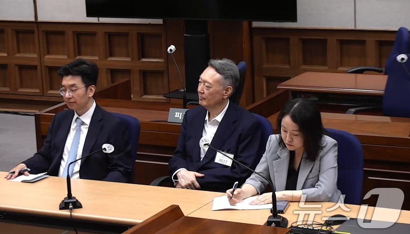 본문 이미지 - 27일 서울 서초구 서울중앙지방법원에서 윤석열 전 대통령의 공직선거법 위반 혐의 1심 선고가 진행되고 있다. 이날 법원은 윤석열에게 징역 1년 6개월에 집행유예 3년을 선고했다. (서울중앙지방법원 제공. 재판매 및 DB금지) 2026.7.27 ⓒ 뉴스1