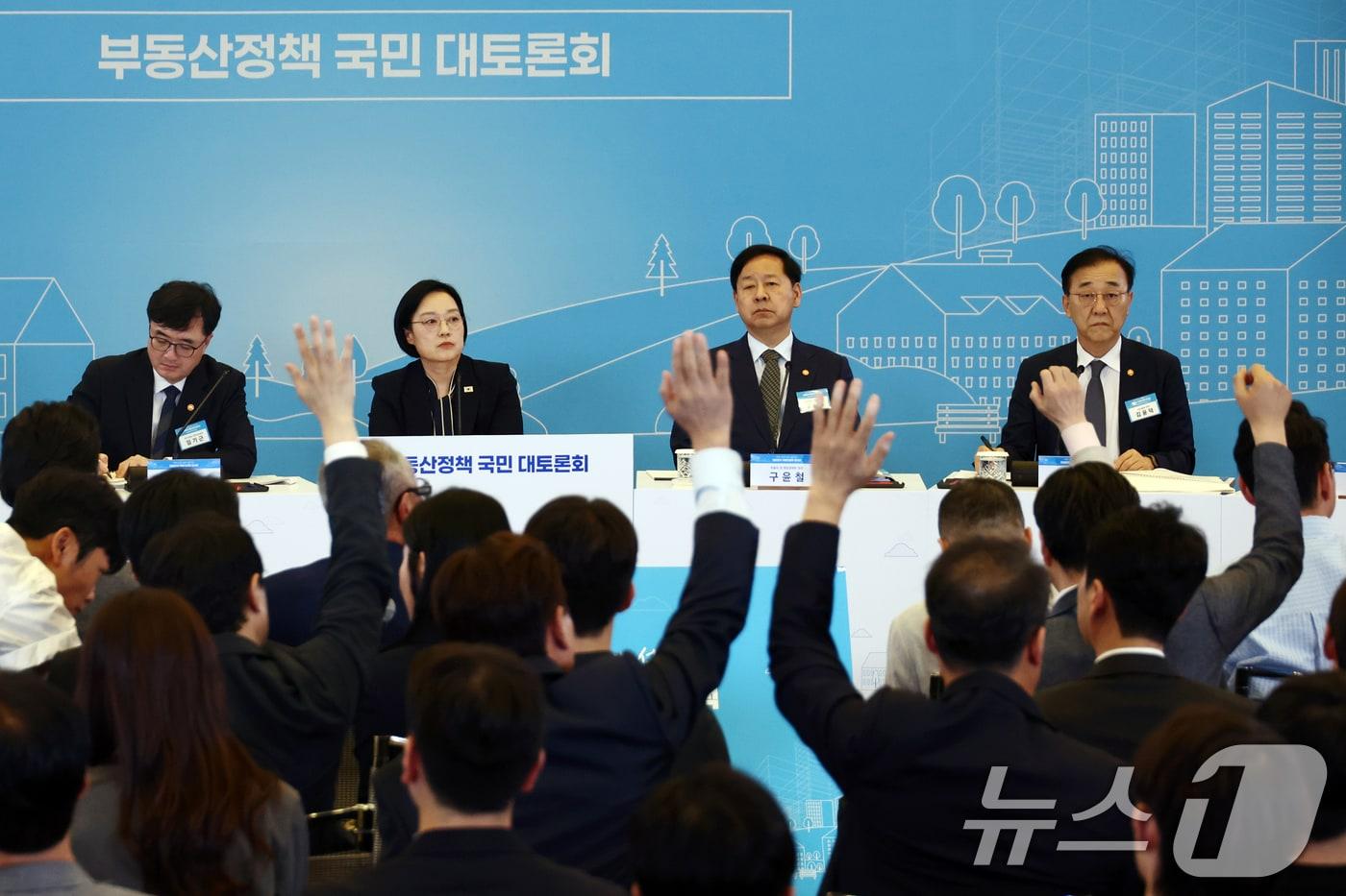 본문 이미지 - 한성숙 국무총리와 구윤철 부총리 겸 재정경제부 장관, 김윤덕 국토교통부 장관이 27일 서울 대한상공회의소에서 열린 부동산정책 국민 대토론회에서 참석자들의 질문을 받고 있다. (공동취재) 2026.7.27 ⓒ 뉴스1 김도우 기자