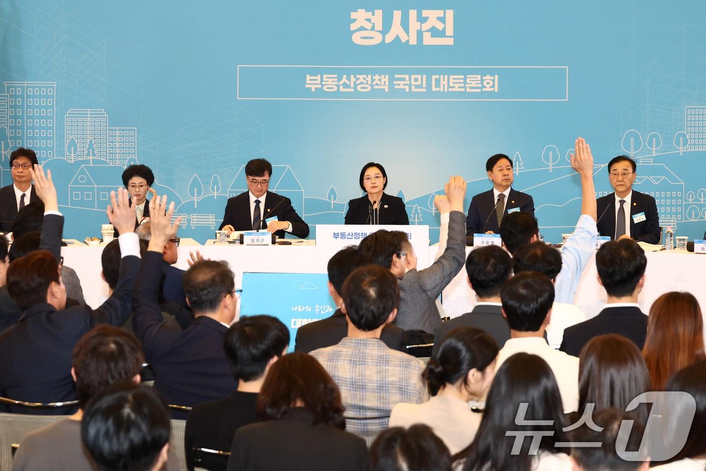 본문 이미지 - 한성숙 국무총리와 구윤철 부총리 겸 재정경제부 장관, 김윤덕 국토교통부 장관이 27일 서울 대한상공회의소에서 열린 부동산정책 국민 대토론회에서 참석자들의 질문을 받고 있다. (공동취재) 2026.7.27 ⓒ 뉴스1 김도우 기자