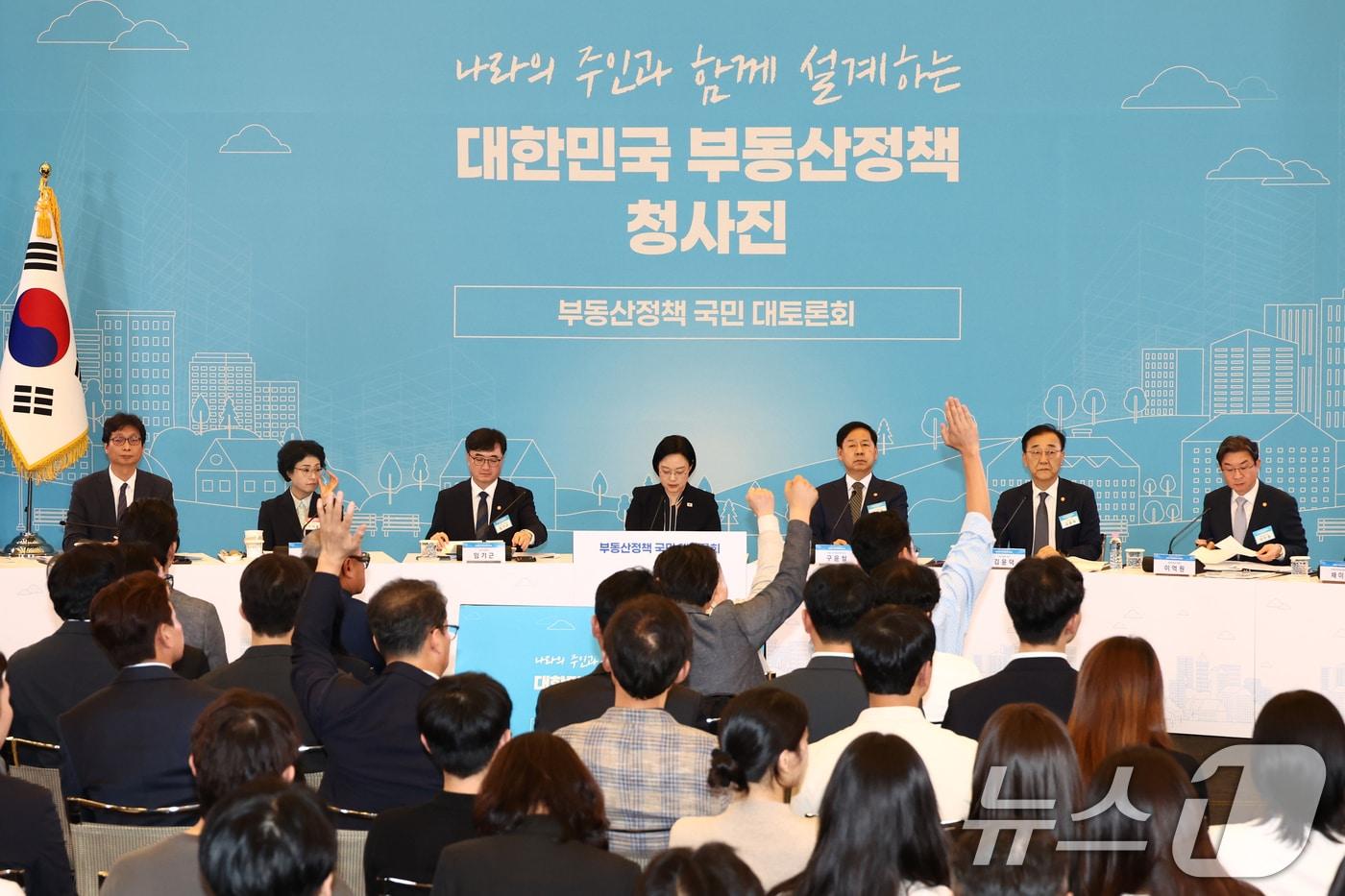 본문 이미지 - 한성숙 국무총리와 구윤철 부총리 겸 재정경제부 장관, 김윤덕 국토교통부 장관이 27일 서울 대한상공회의소에서 열린 부동산정책 국민 대토론회에서 참석자들의 질문을 받고 있다. (공동취재) 2026.7.27 ⓒ 뉴스1 김도우 기자