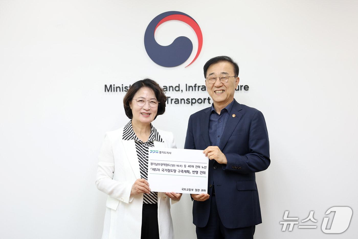 본문 이미지 - 27일 오후 국토발전전시관에 방문한 추미애 경기도지사가 김윤덕 국토교통부장관을 만나 경기남부광역철도 등에 대한 건의서를 전달하고 기념촬영을 하고있다.(경기도 제공. 재판매 및 DB금지)