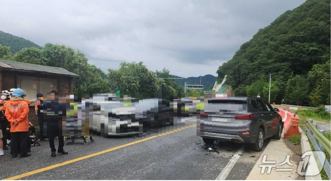 본문 이미지 - 강원 춘천 사북면 원평리 3중 추돌 교통사고 현장.(강원도소방본부 제공, 재판매 및 DB금지)