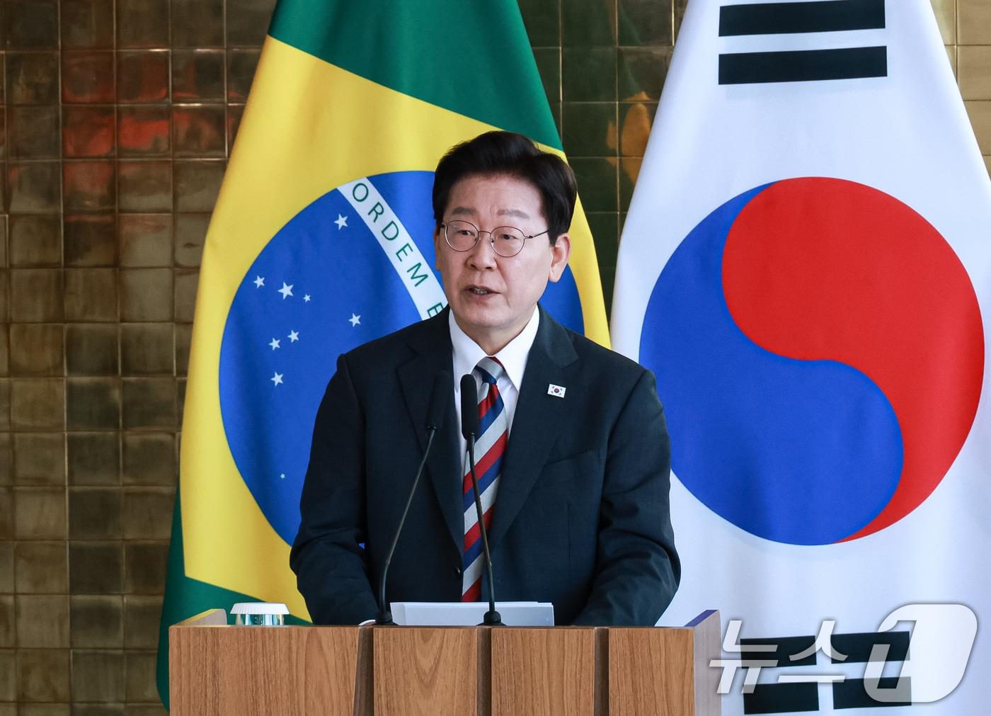 본문 이미지 - 이재명 대통령이 27일(현지시간) 브라질 대통령관저에서 한·브라질 공동언론발표를 하고 있다. 2026.7.28 ⓒ 뉴스1 허경 기자