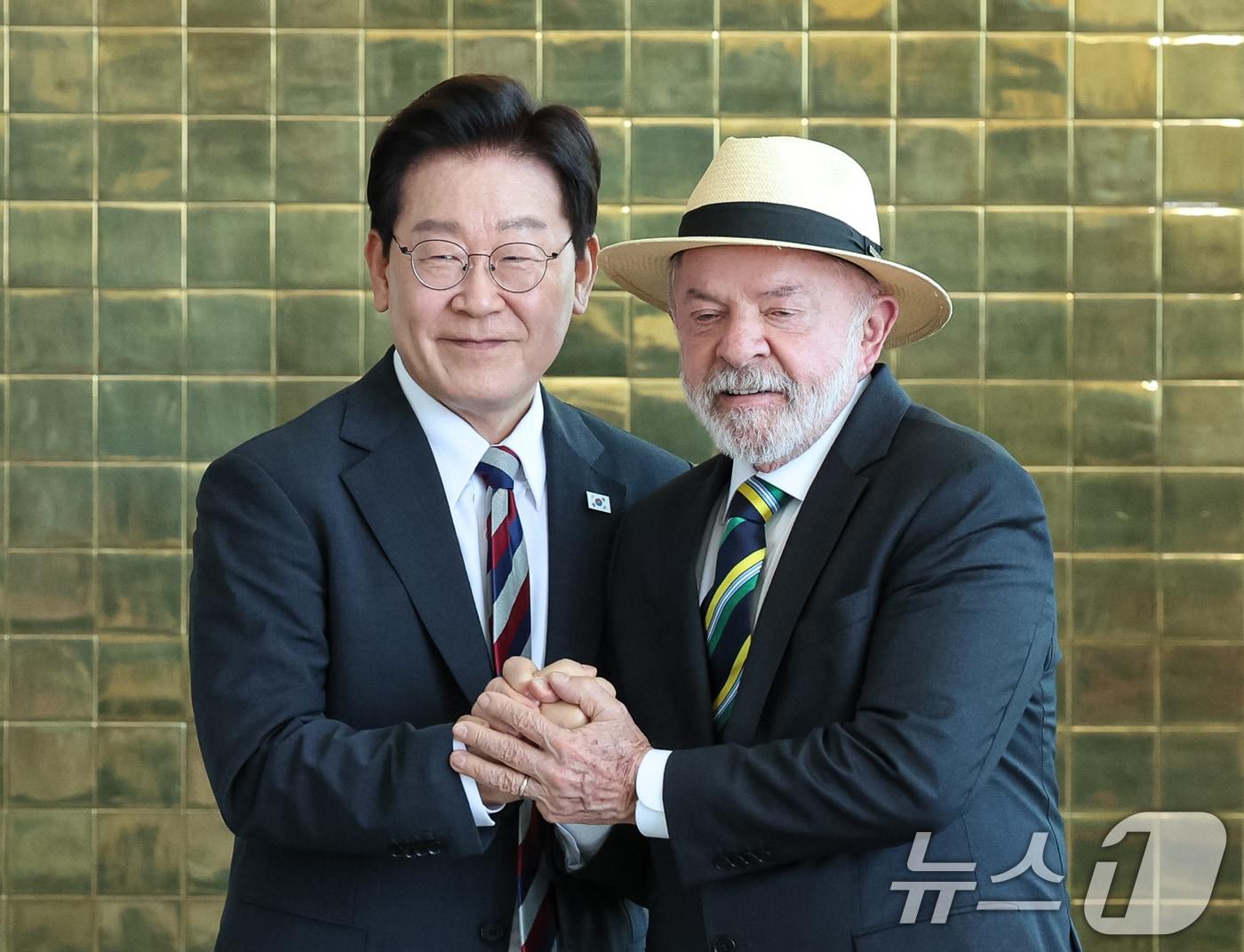 본문 이미지 - 이재명 대통령과 루이스 이나시우 룰라 다 시우바 브라질 대통령이 27일(현지시간) 브라질 대통령관저에서 공동언론발표를 마친 후 인사하고 있다. 2026.7.28 ⓒ 뉴스1 허경 기자